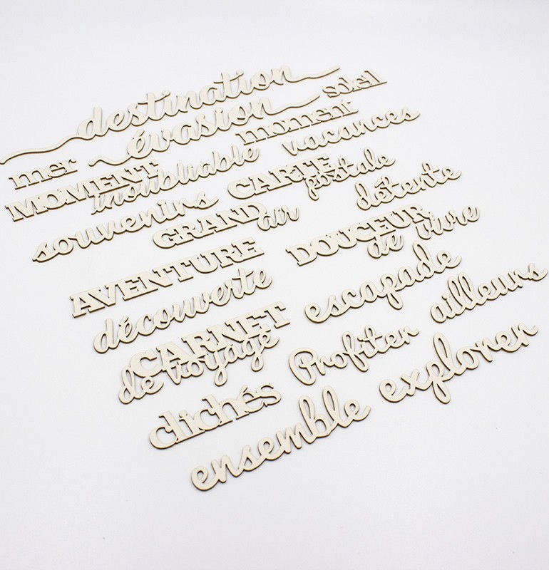 Ensemble de mots et expressions en carton bois sur le thème du Voyage et des Vacances SCRAPMOUSET