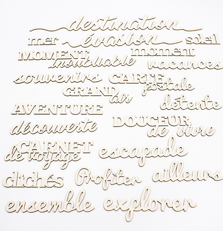 Ensemble de mots et expressions en carton bois sur le thème du Voyage et des Vacances SCRAPMOUSET