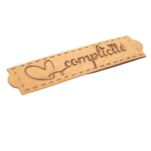 Étiquette Complicité aspect cuir SCRAPMOUSET