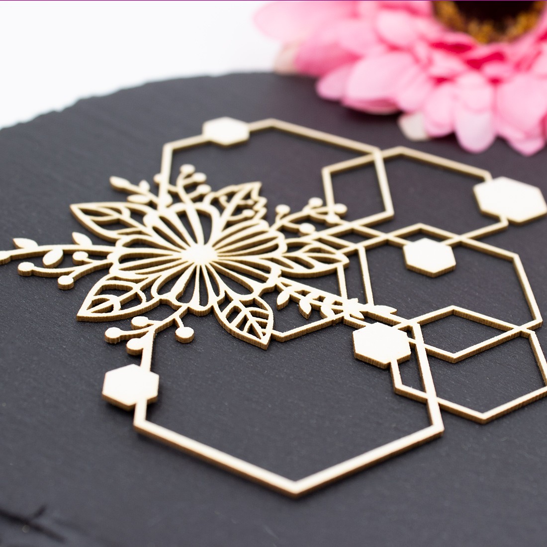 Chipboard floral aux formes géométriques hexagonales en carton bois SCRAPMOUSET