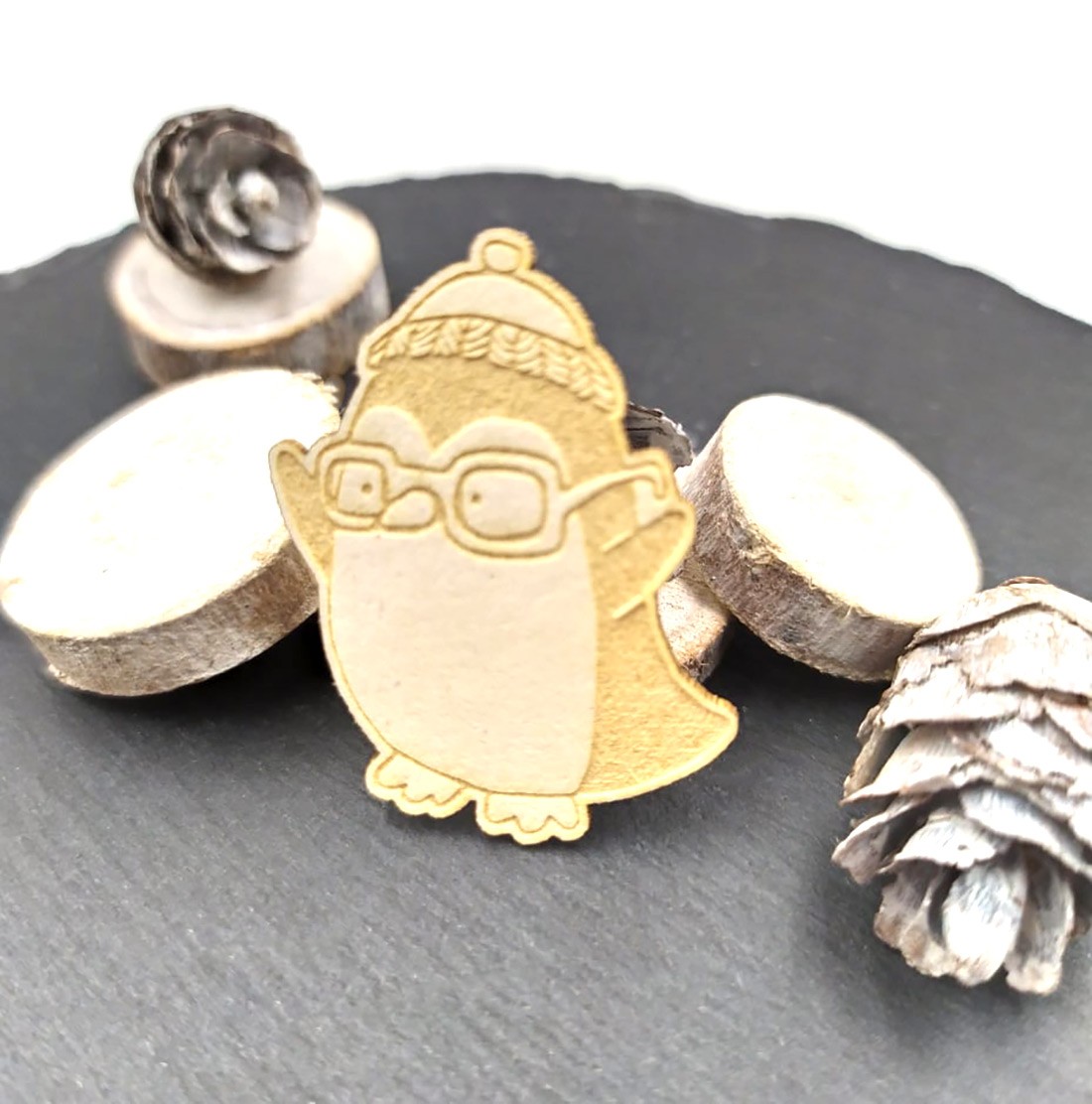 Chipboard pingouin à lunettes paré pour l'hiver en carton bois SCRAPMOUSET