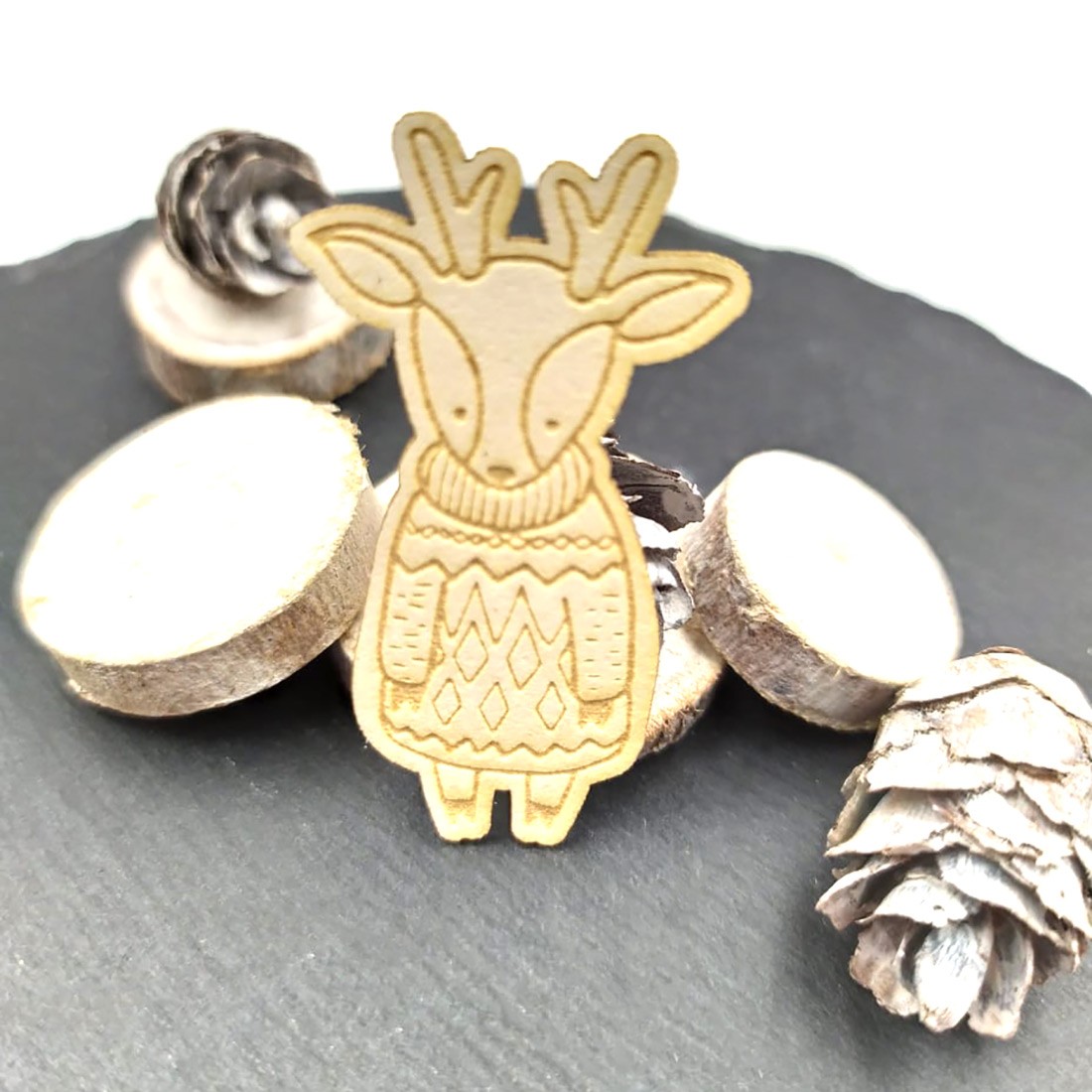 Chipboard cerf et sa robe laineuse en carton bois SCRAPMOUSET