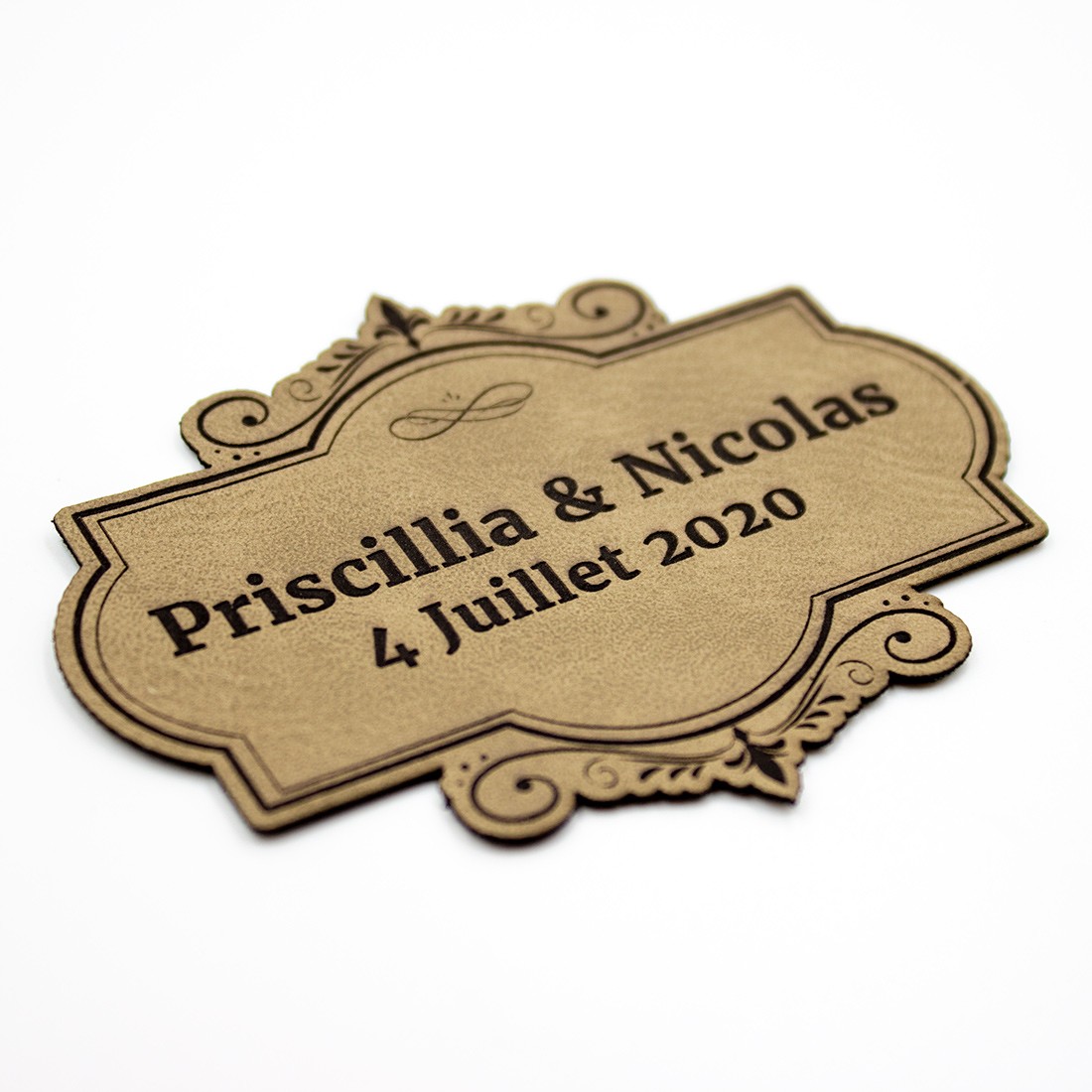 Etiquette à personnaliser avec prénoms et date en cuir SCRAPMOUSET