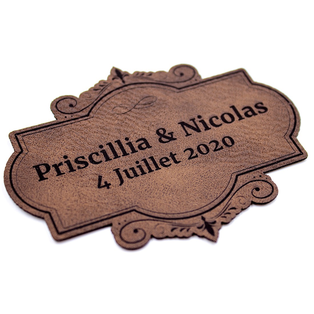 Etiquette à personnaliser avec prénoms et date en cuir SCRAPMOUSET