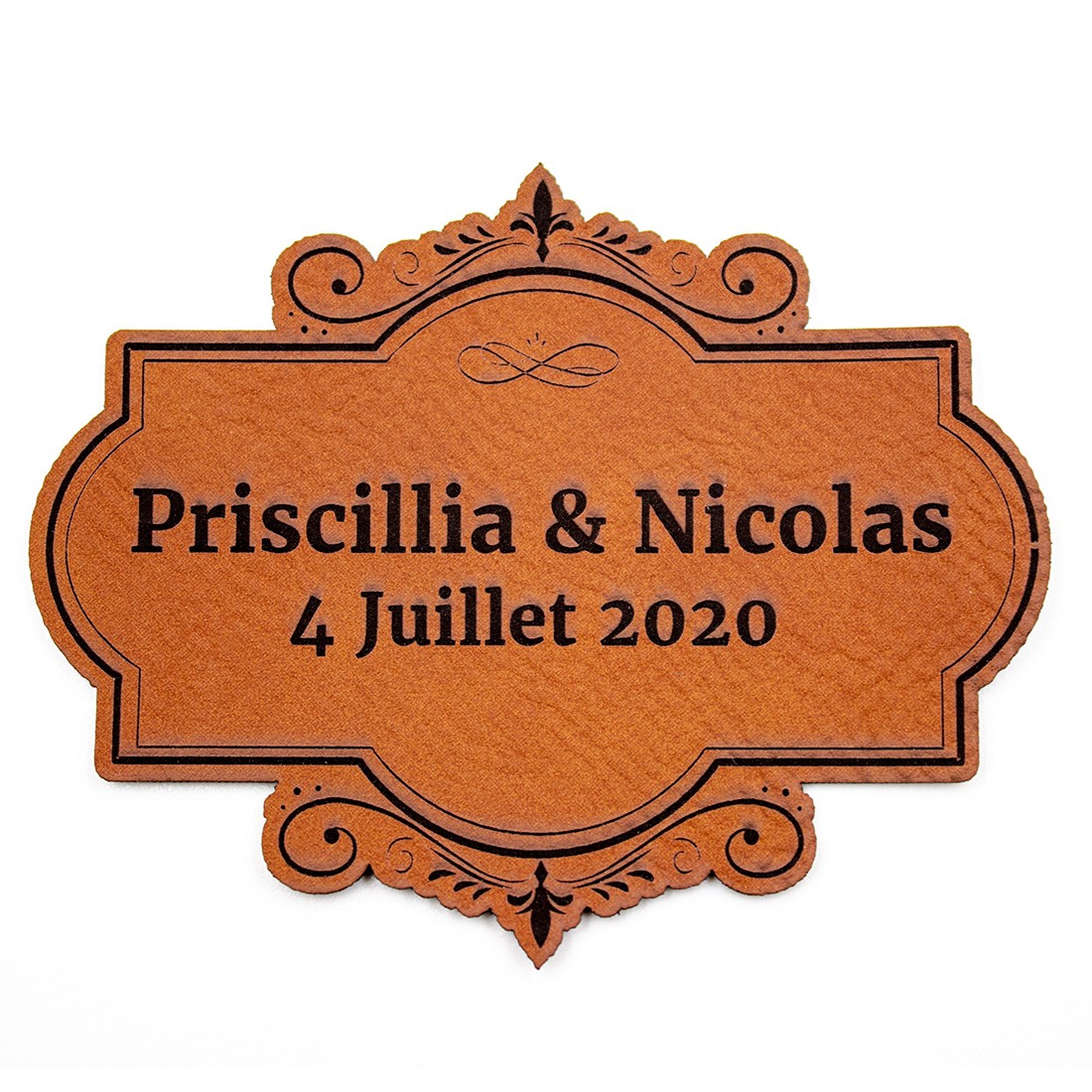 Etiquette à personnaliser avec prénoms et date en cuir SCRAPMOUSET