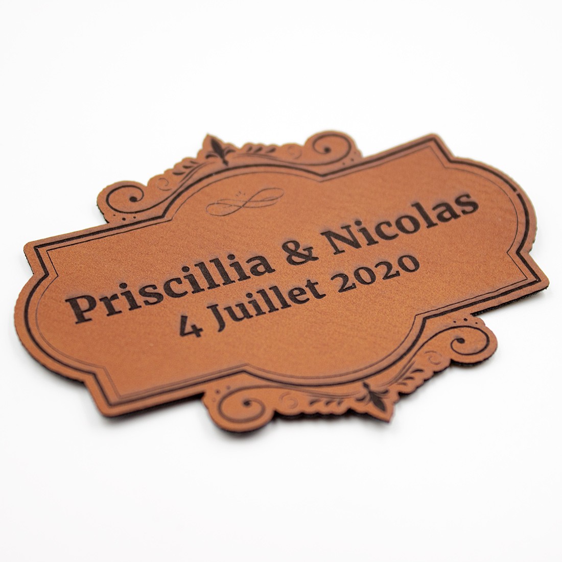 Etiquette à personnaliser avec prénoms et date en cuir SCRAPMOUSET