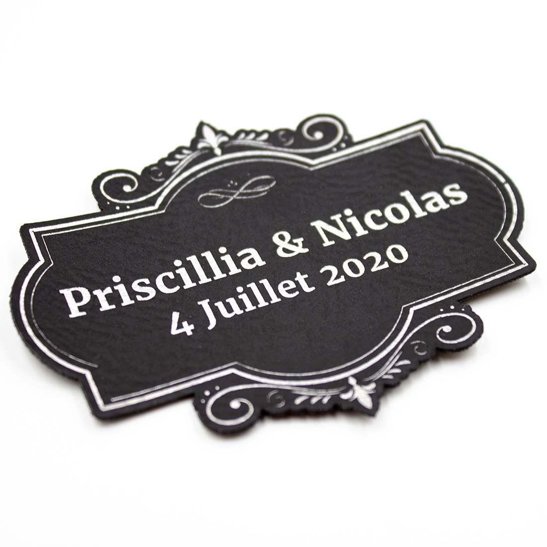 Etiquette à personnaliser avec prénoms et date en cuir SCRAPMOUSET