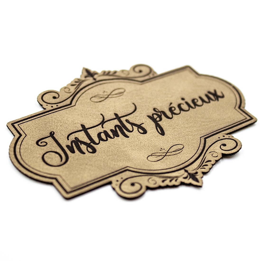 Etiquette de type Vintage en cuir avec le mot Instants précieux SCRAPMOUSET