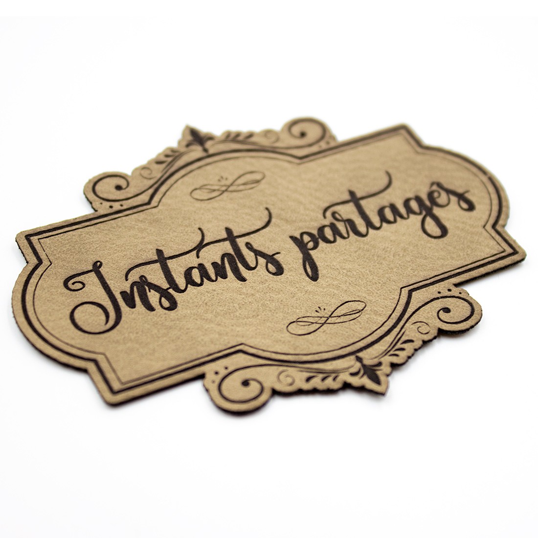 Etiquette de type Vintage en cuir avec le mot Instants partagés SCRAPMOUSET