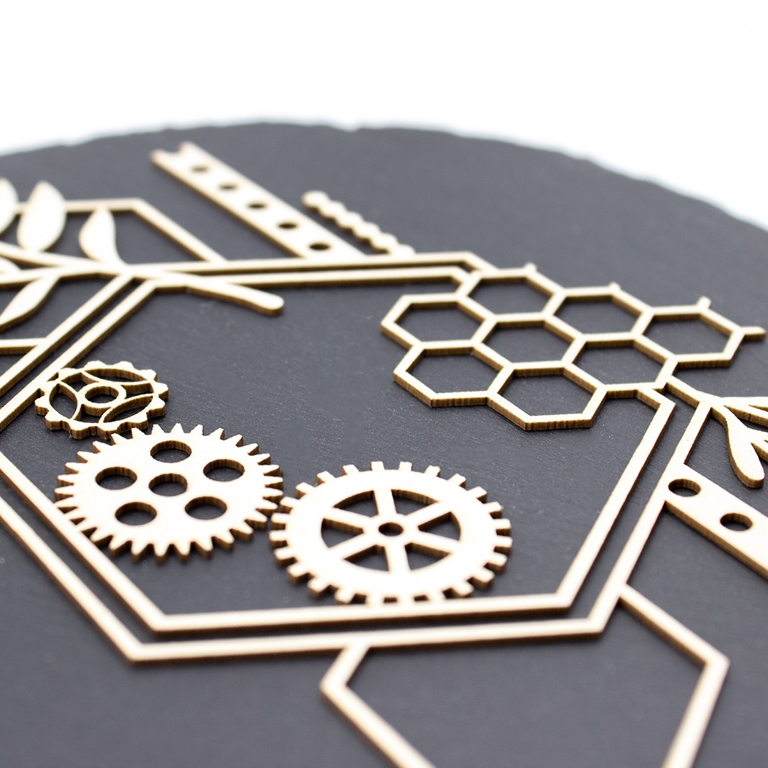 Chipboard Edely constitué de losanges, d'engrenages, de feuillages en carton bois SCRAPMOUSET