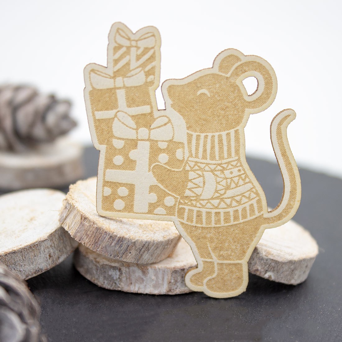 Chipboard souris et ses cadeaux en carton bois SCRAPMOUSET