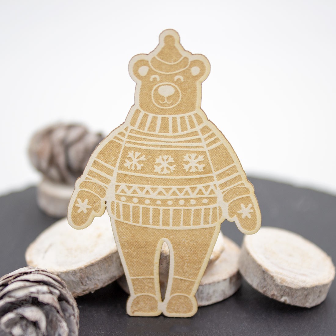 Chipboard ours avec bonnet et pull en carton bois SCRAPMOUSET
