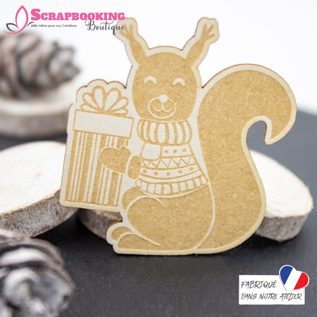 Chipboard écureuil avec pull en laine et cadeau en carton bois SCRAPMOUSET