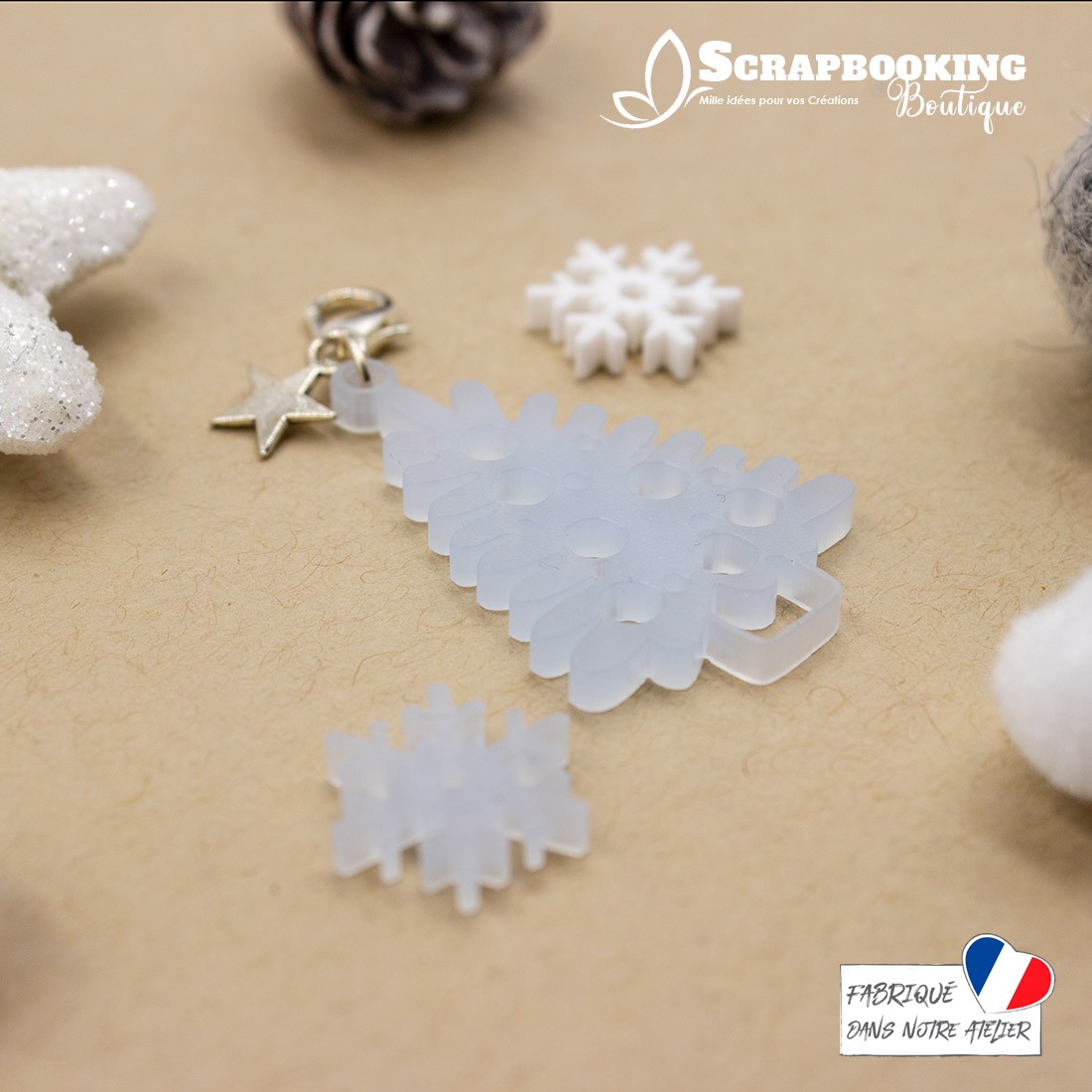 Breloque charm sapin de Noël avec boules couleur bleu givré avec fermoir étoile argenté brillant SCRAPMOUSET
