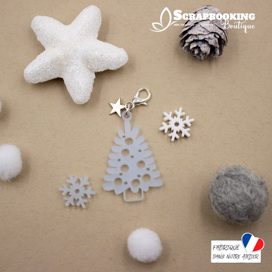 Breloque charm sapin de Noël avec boules couleur bleu givré avec fermoir étoile argenté brillant SCRAPMOUSET