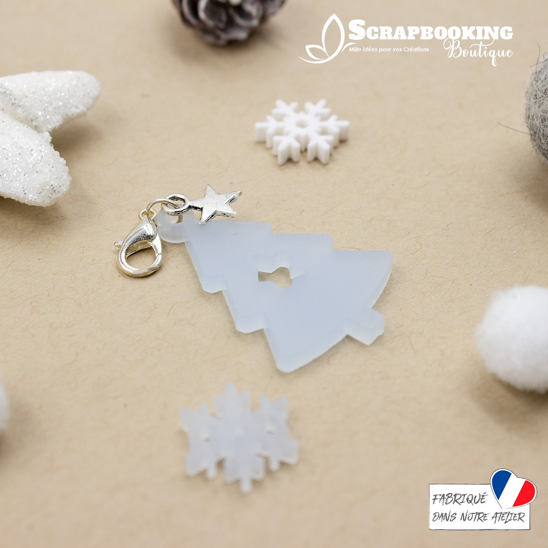 Breloque charm sapin de Noël avec étoile de couleur bleu givré avec fermoir étoile argenté brillant SCRAPMOUSET