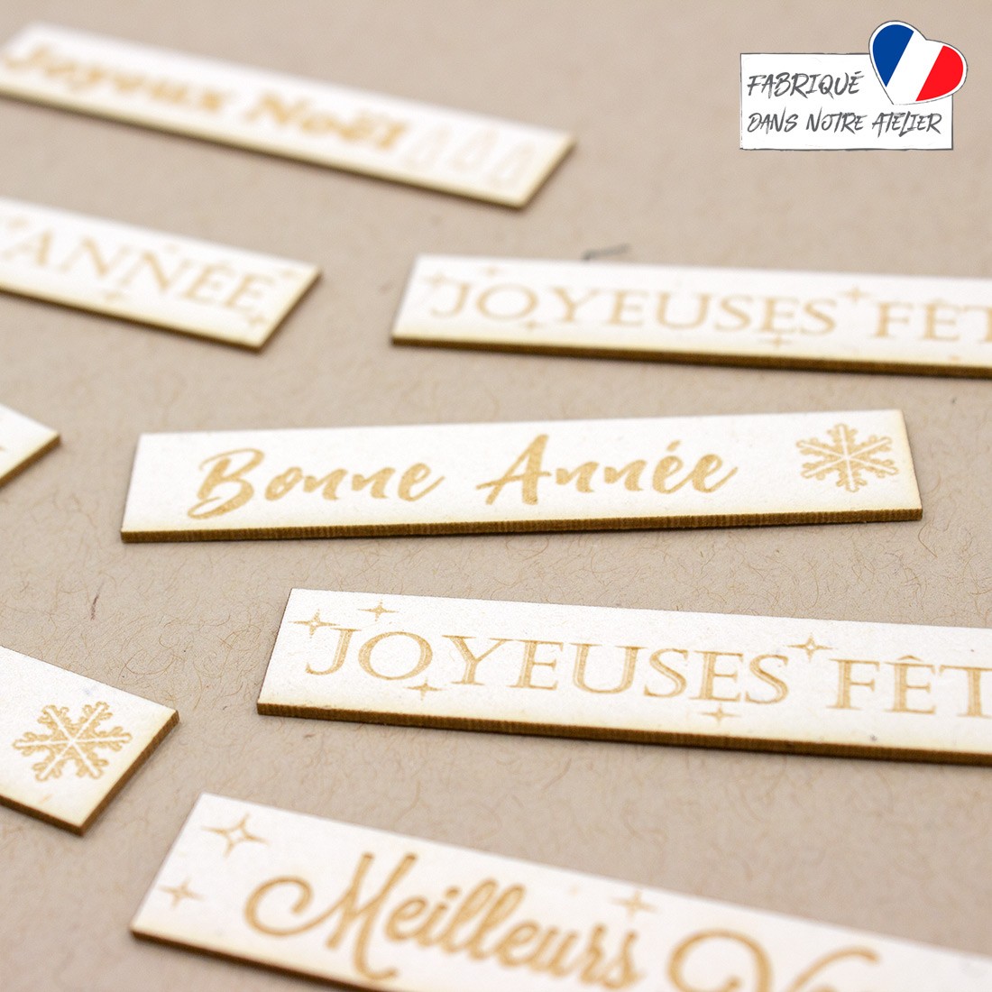 Lot de 12 étiquettes gravées thème Noël et Nouvel An carton bois SCRAPMOUSET