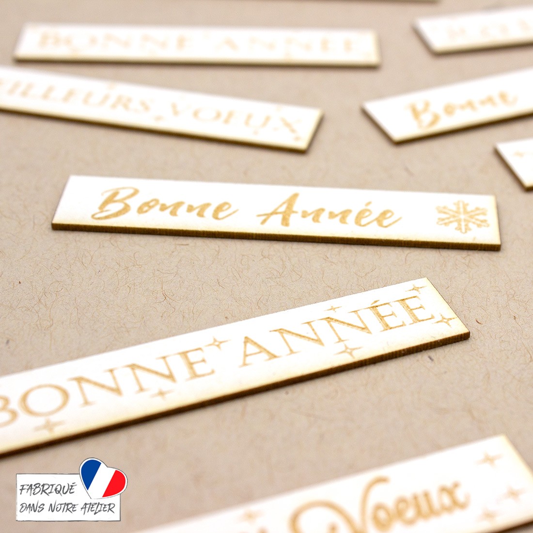 Lot de 12 étiquettes gravées thème Noël et Nouvel An carton bois SCRAPMOUSET