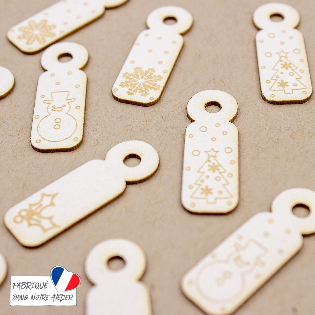 Lot de 15 flipettes en carton bois gravées sur le thème de Noël SCRAPMOUSET