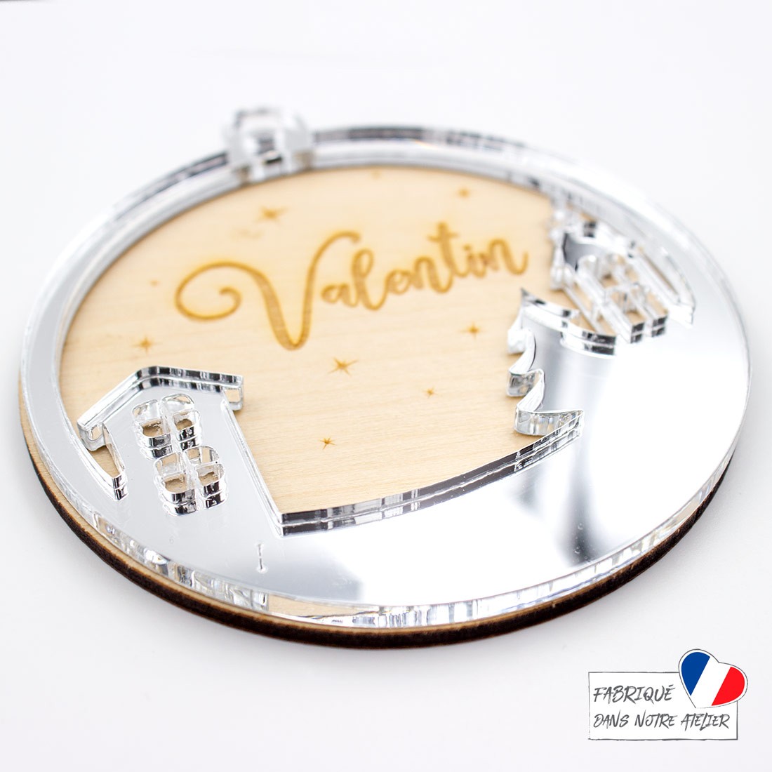 Boule de Noël personnalisée avec village en bois et acrylique miroir argent SCRAPMOUSET