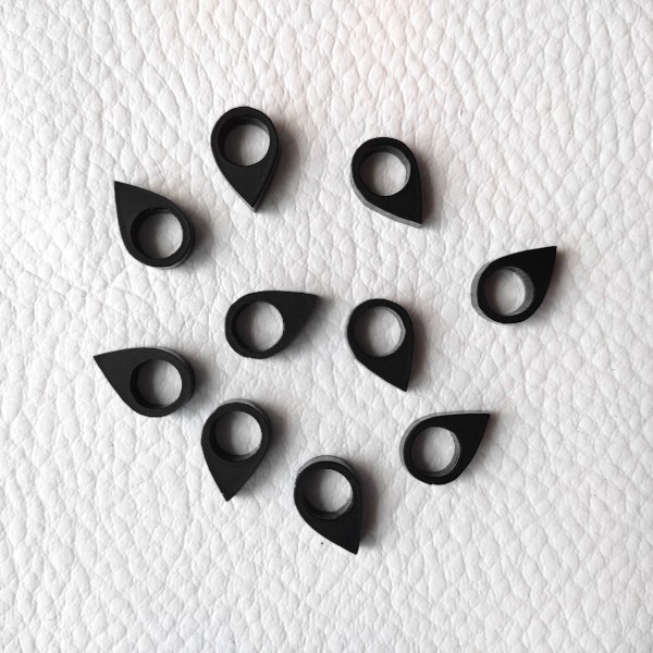 Lot d'embellissements - 10 mini géotags en acrylique noir SCRAPMOUSET