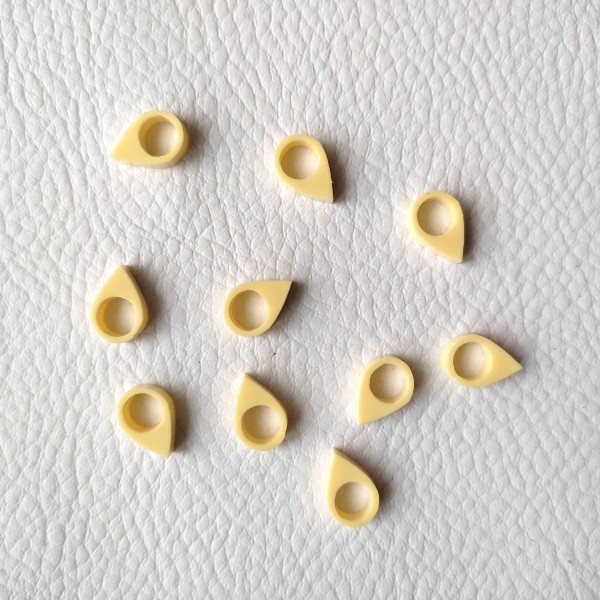 Lot d'embellissements - 10 mini géotags en acrylique jaune pastel SCRAPMOUSET