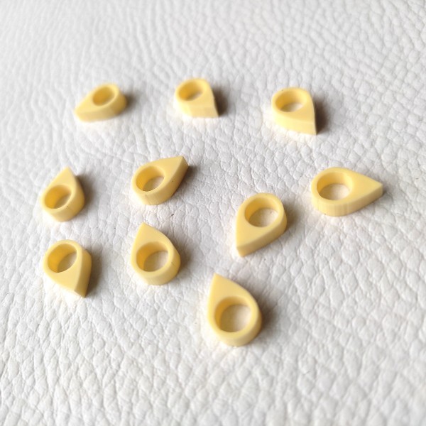 Lot d'embellissements - 10 mini géotags en acrylique jaune pastel SCRAPMOUSET