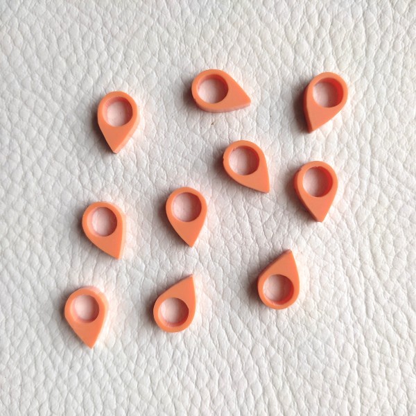 Lot d'embellissements - 10 mini géotags en acrylique orange pastel SCRAPMOUSET