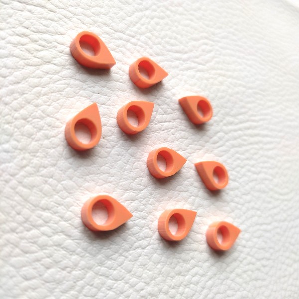 Lot d'embellissements - 10 mini géotags en acrylique orange pastel SCRAPMOUSET