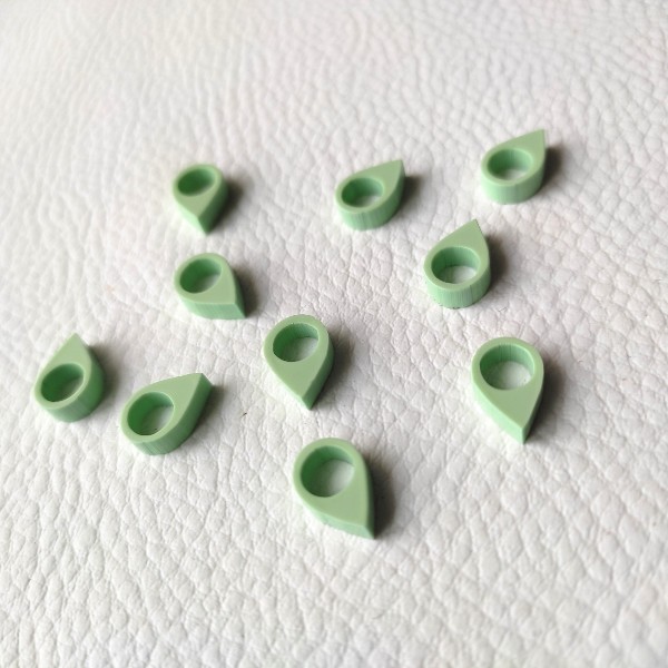 Lot d'embellissements - 10 mini géotags en acrylique vert pastel SCRAPMOUSET
