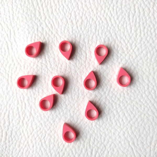 Lot d'embellissements - 10 mini géotags en acrylique framboise SCRAPMOUSET