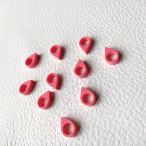 Lot d'embellissements - 10 mini géotags en acrylique framboise SCRAPMOUSET