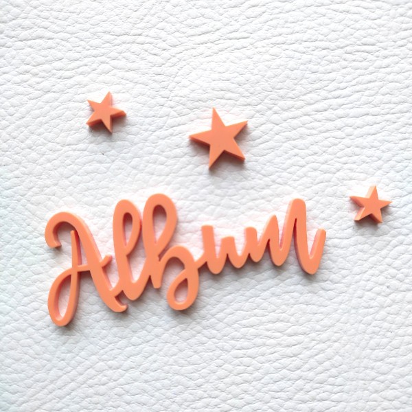 Mot Album et ses étoiles en acrylique couleur orange pastel SCRAPMOUSET