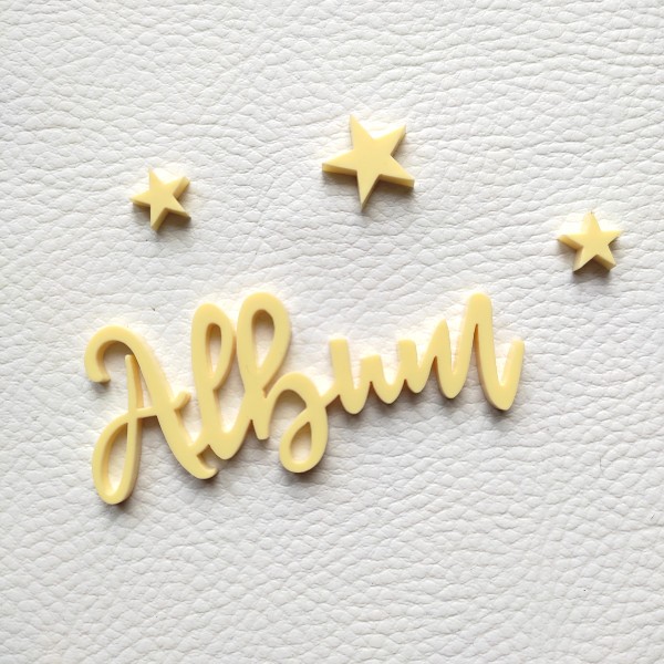 Mot Album et ses étoiles en acrylique couleur jaune pastel mat SCRAPMOUSET