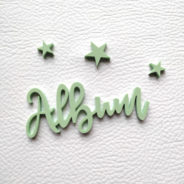 Mot Album et ses étoiles en acrylique couleur vert pastel mat SCRAPMOUSET
