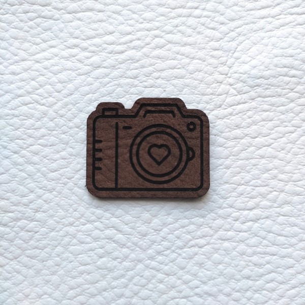 Petit appareil photo en cuir couleur brun foncé