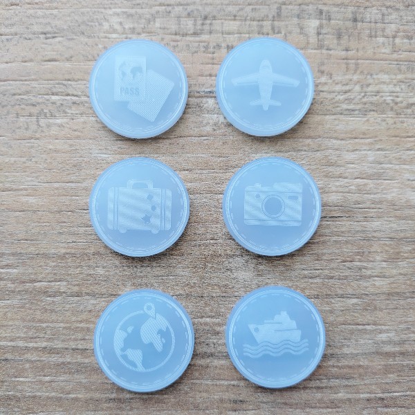 Lot de 6 tags ronds gravés thème voyage acrylique bleu givré SCRAPMOUSET