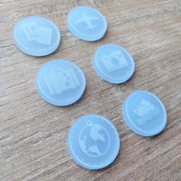 Lot de 6 tags ronds gravés thème voyage acrylique bleu givré SCRAPMOUSET