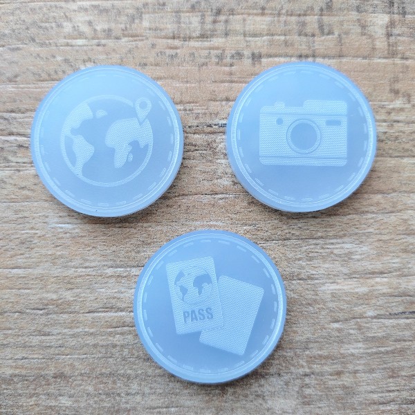 Lot de 6 tags ronds gravés thème voyage acrylique bleu givré SCRAPMOUSET