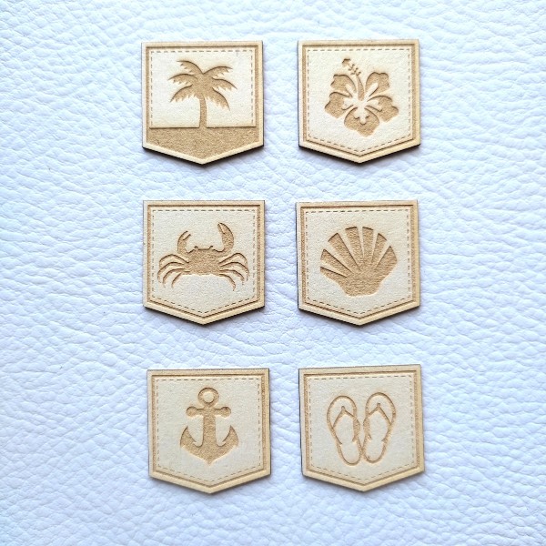 Lot de 6 fanions gravés thème vacances été en carton bois SCRAPMOUSET