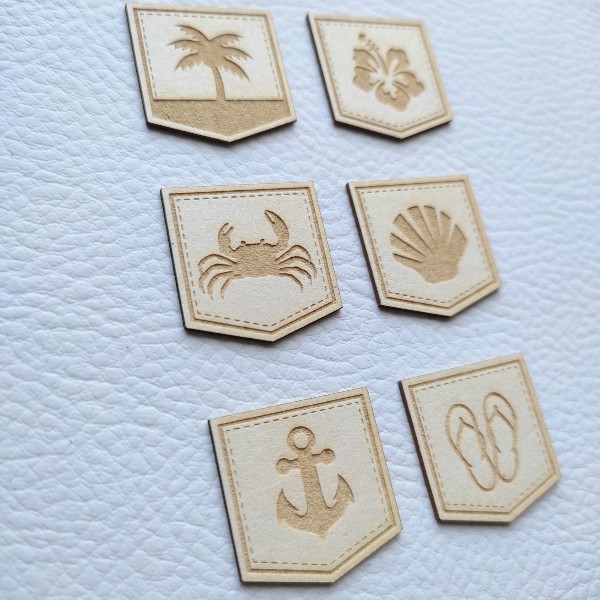 Lot de 6 fanions gravés thème vacances été en carton bois SCRAPMOUSET