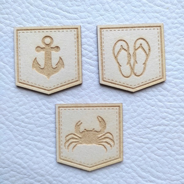 Lot de 6 fanions gravés thème vacances été en carton bois SCRAPMOUSET