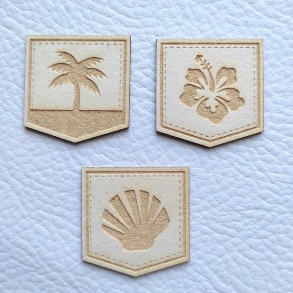 Lot de 6 fanions gravés thème vacances été en carton bois SCRAPMOUSET