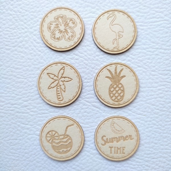 Lot de 6 tags ronds gravés thème été en carton bois SCRAPMOUSET