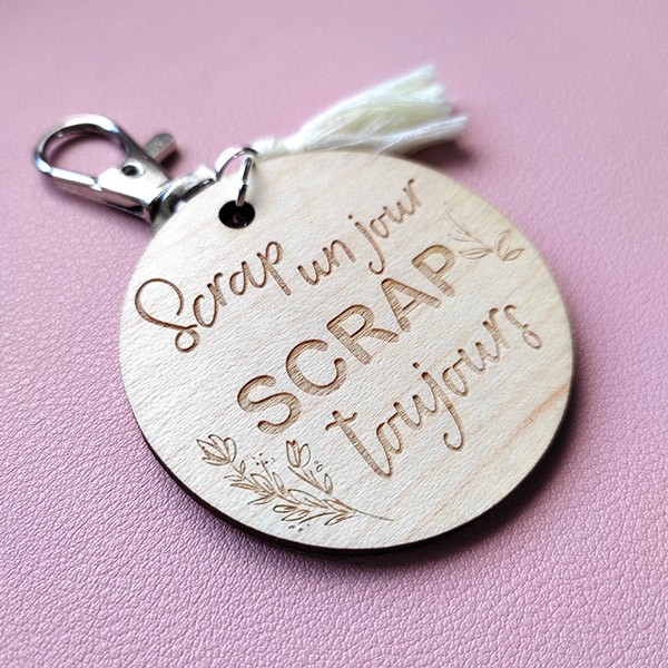 Porte-clés gravé en bois d'érable - Scrap un jour scrap toujours