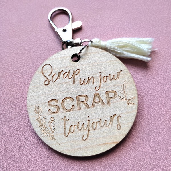Porte-clés gravé en bois d'érable - Scrap un jour scrap toujours