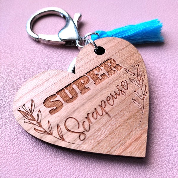 Porte-clés gravé en bois de cerisier - Super scrapeuse