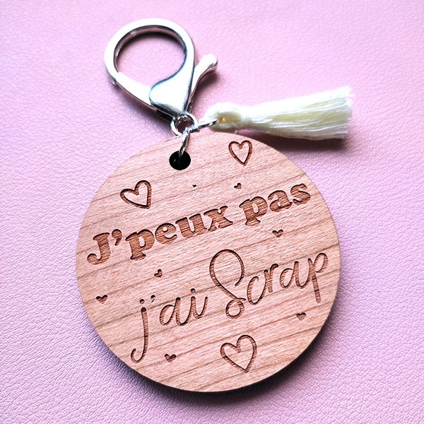 Porte-clés gravé en bois de cerisier - J'peux pas j'ai Scrap