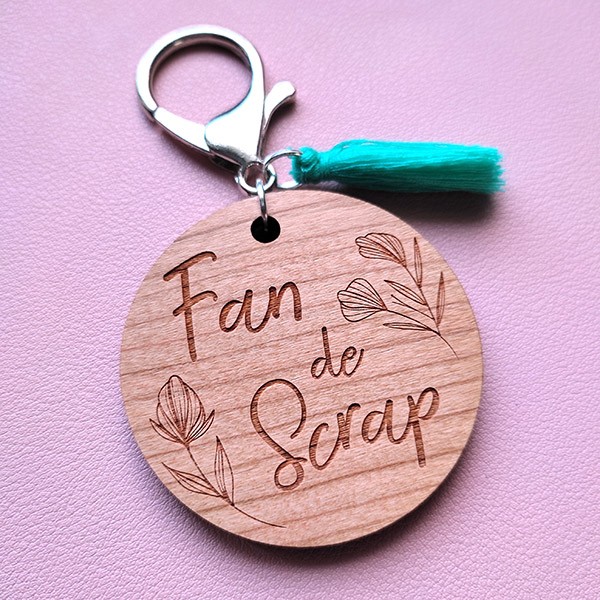 Porte-clés gravé en bois de cerisier - Fan de scrap