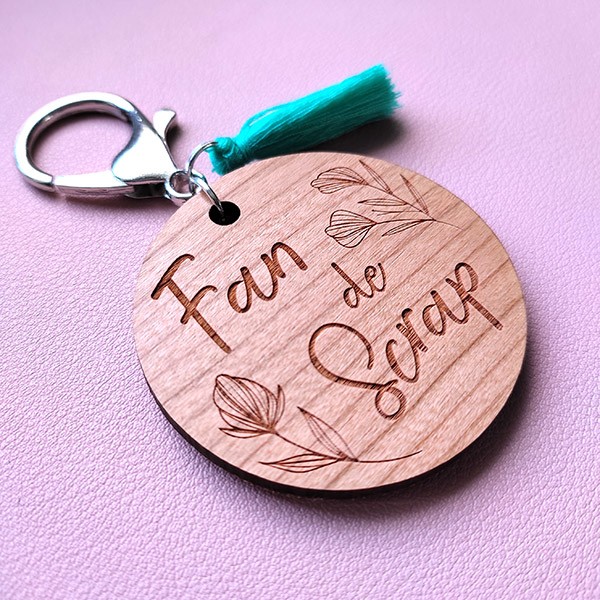Porte-clés gravé en bois de cerisier - Fan de scrap